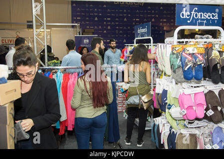 Biel, Beirut, Libanon. 24 Nov, 2017. Käufer in einem Bekleidungsgeschäft Beirut Libanon Credit: Mohamad Itani/Alamy leben Nachrichten Stockfoto