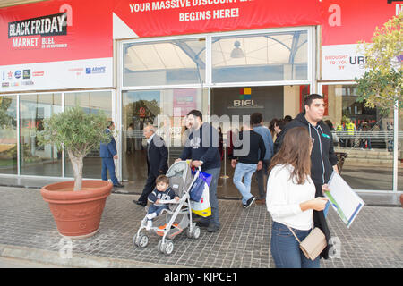 Biel, Beirut, Libanon. 24 Nov, 2017. Die Leute am Eingang des Schwarzen Freitag Markt Beirut Libanon Credit: Mohamad Itani/Alamy leben Nachrichten Stockfoto