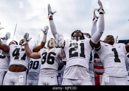 November 25th, 2017: Ohio State Buckeyes wide receiver Parris Campbell (21) und Mannschaftskameraden singen Carmen Ohio nach einem NCAA Football Spiel zwischen der Ohio State Buckeyes und den Michigan Wolverines am Ohio Stadium, Columbus, OH. Adam Lacy/CSM Stockfoto