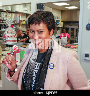 Washington, Usa. 25.. November 2017. Der Bürgermeister von Washington, DC, Muriel Bowser, besucht das kleine Unternehmen, das von Yael, einer Bäckerei, im nordwestlichen Teil von D.C., am Samstag für kleine Unternehmen gebacken wurde. Quelle: Joseph Gruber/Alamy Live News Stockfoto