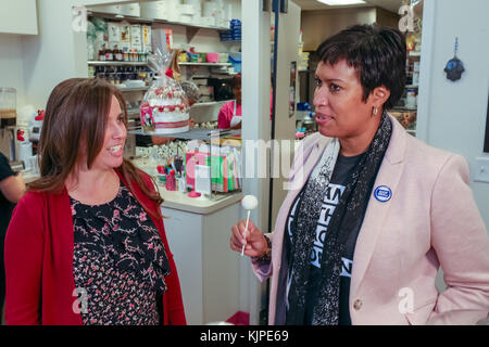 Washington, Usa. 25.. November 2017. Der Bürgermeister von Washington, DC, Muriel Bowser, besucht das kleine Unternehmen, das von Yael, einer Bäckerei, im nordwestlichen Teil von D.C., am Samstag für kleine Unternehmen gebacken wurde. Quelle: Joseph Gruber/Alamy Live News Stockfoto