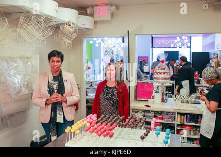 Washington, United States. 25 Nov, 2017 Washington, Dc Bürgermeister muriel Bowser visits die Small Business, gebacken von Yael, eine Bäckerei, in der nordwestlichen Abschnitt der d.c., auf Small Business Samstag Quelle: Joseph Gruber/alamy leben Nachrichten Stockfoto