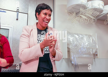 Washington, Usa. 25.. November 2017. Der Bürgermeister von Washington, DC, Muriel Bowser, besucht das kleine Unternehmen, das von Yael, einer Bäckerei, im nordwestlichen Teil von D.C., am Samstag für kleine Unternehmen gebacken wurde. Quelle: Joseph Gruber/Alamy Live News Stockfoto