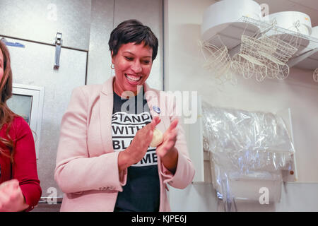 Washington, Usa. 25.. November 2017. Der Bürgermeister von Washington, DC, Muriel Bowser, besucht das kleine Unternehmen, das von Yael, einer Bäckerei, im nordwestlichen Teil von D.C., am Samstag für kleine Unternehmen gebacken wurde. Quelle: Joseph Gruber/Alamy Live News Stockfoto