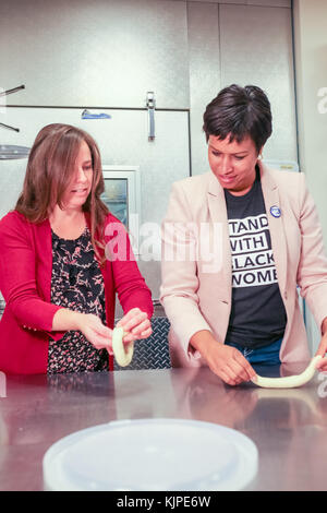 Washington, Usa. 25.. November 2017. Der Bürgermeister von Washington, DC, Muriel Bowser, besucht das kleine Unternehmen, das von Yael, einer Bäckerei, im nordwestlichen Teil von D.C., am Samstag für kleine Unternehmen gebacken wurde. Quelle: Joseph Gruber/Alamy Live News Stockfoto