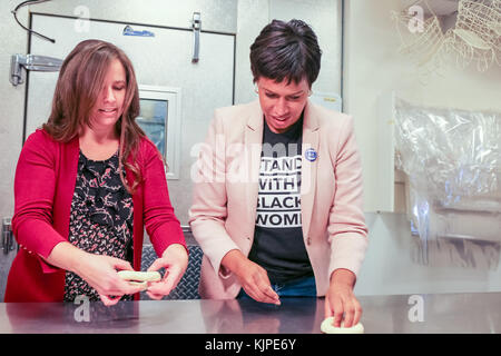 Washington, Usa. 25.. November 2017. Der Bürgermeister von Washington, DC, Muriel Bowser, besucht das kleine Unternehmen, das von Yael, einer Bäckerei, im nordwestlichen Teil von D.C., am Samstag für kleine Unternehmen gebacken wurde. Quelle: Joseph Gruber/Alamy Live News Stockfoto