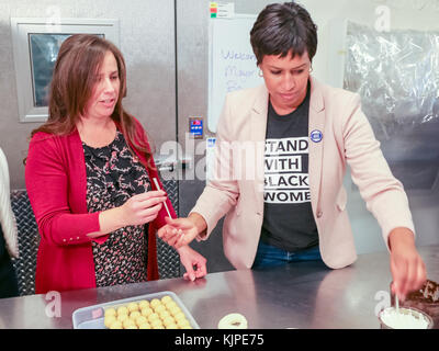 Washington, Usa. 25.. November 2017. Der Bürgermeister von Washington, DC, Muriel Bowser, besucht das kleine Unternehmen, das von Yael, einer Bäckerei, im nordwestlichen Teil von D.C., am Samstag für kleine Unternehmen gebacken wurde. Quelle: Joseph Gruber/Alamy Live News Stockfoto