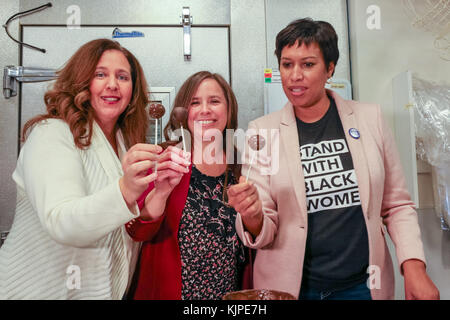 Washington, Usa. 25.. November 2017. Der Bürgermeister von Washington, DC, Muriel Bowser, besucht das kleine Unternehmen, das von Yael, einer Bäckerei, im nordwestlichen Teil von D.C., am Samstag für kleine Unternehmen gebacken wurde. Quelle: Joseph Gruber/Alamy Live News Stockfoto