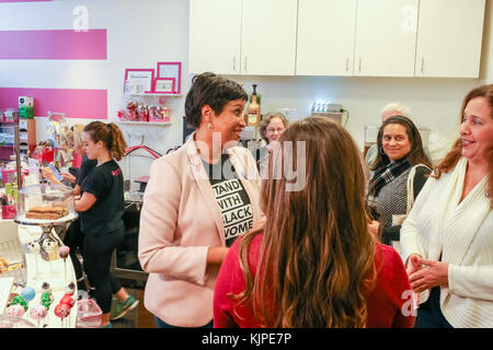 Washington, United States. 25 Nov, 2017 Washington, Dc Bürgermeister muriel Bowser visits die Small Business, gebacken von Yael, eine Bäckerei, in der nordwestlichen Abschnitt der d.c., auf Small Business Samstag Quelle: Joseph Gruber/alamy leben Nachrichten Stockfoto