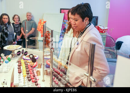 Washington, Usa. 25.. November 2017. Der Bürgermeister von Washington, DC, Muriel Bowser, besucht das kleine Unternehmen, das von Yael, einer Bäckerei, im nordwestlichen Teil von D.C., am Samstag für kleine Unternehmen gebacken wurde. Quelle: Joseph Gruber/Alamy Live News Stockfoto