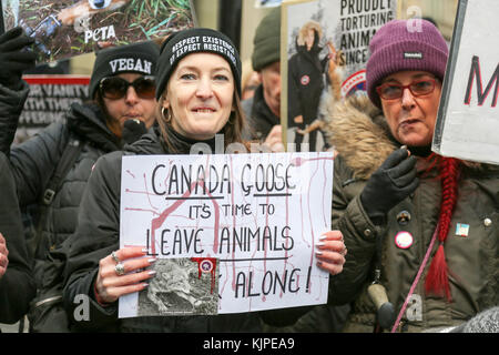 London, Großbritannien. November 2017. Anti-Pelz-Demonstranten demonstrieren draußen im Canada Goose Store in der Regents Street. Credit: Penelope Barritt/Alamy Live News Stockfoto