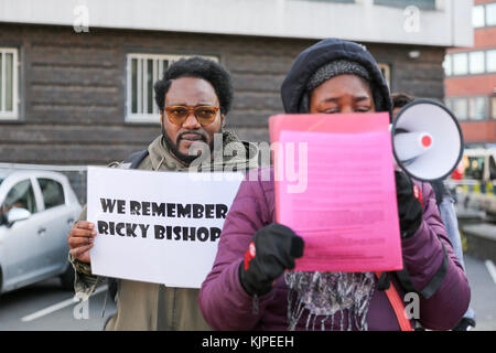 London, Großbritannien. 25 Nov, 2017. 25 Nov, 2017. Protest außerhalb Brixton Polizeistation Ricky Bischof, während in Polizeigewahrsam am 22. November 2001 starb zu erinnern. Penelope Barritt/Alamy Live News Credit: Penelope Barritt/Alamy leben Nachrichten Stockfoto