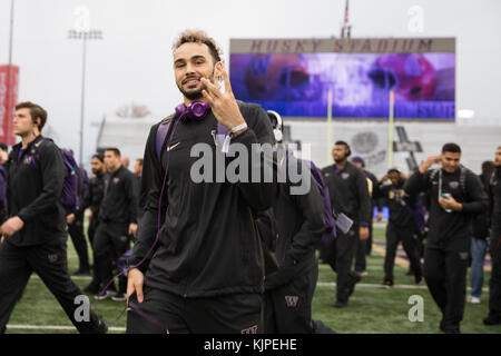 November 25, 2017: Washington Schlittenhunde wide receiver Dante Pettis wirft der ubs 'd'' beim Gehen weg vom Feld vor einem Spiel zwischen den Washington State Cougars und die Washington Schlittenhunde in Alaska Airlines Feld bei Husky Stadium in Seattle, WA am 25. November 2017. Sean Brown/CSM Stockfoto