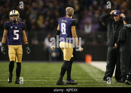 November 25, 2017: Washington Schlittenhunde wide receiver Dante Pettis (8) hat seinen Knöchel bis aufgezeichnet und Spaziergänge rund um das Feld während ein Timeout bei einem Spiel zwischen die Washington State Cougars und die Washington Schlittenhunde in Alaska Airlines Feld bei Husky Stadium in Seattle, WA am 25. November 2017. Sean Brown/CSM Stockfoto