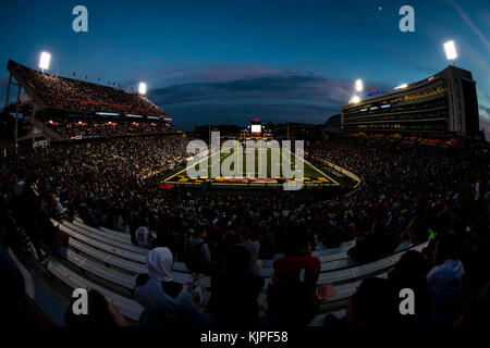 College Park, Maryland, USA. 25 Nov, 2017. Ein Blick auf das Stadion während der NCAA Football Spiel zwischen der Penn State Nittany Lions und die Maryland Dosenschildkröten im Capital ein Feld bei Maryland in College Park, Maryland. Scott Taetsch/CSM/Alamy leben Nachrichten Stockfoto