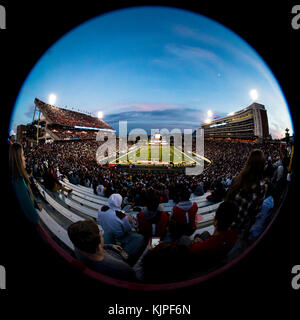 College Park, Maryland, USA. 25 Nov, 2017. Ein Blick auf das Stadion während der NCAA Football Spiel zwischen der Penn State Nittany Lions und die Maryland Dosenschildkröten im Capital ein Feld bei Maryland in College Park, Maryland. Scott Taetsch/CSM/Alamy leben Nachrichten Stockfoto