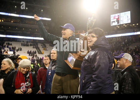 November 25, 2017: Staat Washington Gouverneur Jay Inslee und Washington Präsident Ana Mari Cauce halten Sie die Apple Schale nach einem Spiel zwischen den Washington State Cougars und die Washington Schlittenhunde in Alaska Airlines Feld bei Husky Stadium in Seattle, WA am 25. November 2017. Die Schlittenhunde besiegt die Cougars 41-14. Sean Brown/CSM Stockfoto