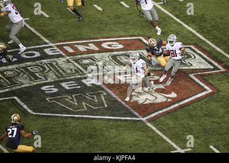November 25, 2017: Washington Schlittenhunde Defensive zurück Hesekiel Turner (24) geht die Washington State Cougars wide receiver Renard Bell (81) Während eines Kickoff während eines Spiels zwischen die Washington State Cougars und die Washington Schlittenhunde in Alaska Airlines Feld bei Husky Stadium in Seattle, WA am 25. November 2017 in Angriff zu nehmen. Die Schlittenhunde besiegt die Cougars 41-14. Sean Brown/CSM Stockfoto