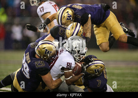 November 25, 2017: Washington State Cougars wide receiver Renard Bell (81) ist während eines Spiels zwischen die Washington State Cougars und die Washington Schlittenhunde in Alaska Airlines Feld bei Husky Stadium in Seattle, WA am 25. November 2017 getroffen von Washington Schlittenhunde linebacker Connor O'Brien (29), Washington Schlittenhunde linebacker Ben Burr-Kirven (25) und Washington Schlittenhunde linebacker Keishawn Bierria (7). Die Schlittenhunde besiegt die Cougars 41-14. Sean Brown/CSM Stockfoto