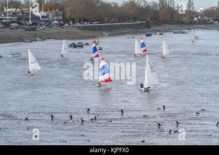 Putney, UK. 26 Nov, 2017. London, Großbritannien. 26. November 2017. Eine Flotte von jollen Segeln auf dem Fluss Themse in Putney an einem kalten blustery Tag Credit: Amer ghazzal/Alamy leben Nachrichten Stockfoto