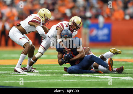 In Syracuse, New York, USA. 25 Nov, 2017. Syrakus Orange wide receiver Steve Ismael (8) ist in der ersten Jahreshälfte eine NCAA Football Spiel am Samstag in Angriff durch Boston College Eagles Defensive zurück Taj-Amir Torres (24), 25. November 2017 an den Carrier Dome in Syracuse, New York. Reich Barnes/CSM/Alamy leben Nachrichten Stockfoto