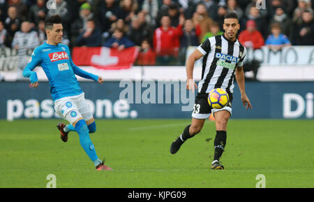 ITALIEN, Udine: Der udinesische Verteidiger Kadhim Ali Adnan (R) kontrolliert den Ball während des Fußballspiels der Serie A zwischen Udinese Calcio und SSC Napoli im Dacia Arena Stadium am 26. November 2017. Anrede: Andrea Spinelli/Alamy Live News Stockfoto