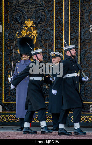 London, Großbritannien. 26 Nov, 2017. Bewaffnete Polizei Flut der Oxford Circus, nach einem Zwischenfall verursachte die Station gelöscht werden. Credit: Guy Bell/Alamy leben Nachrichten Stockfoto