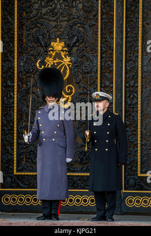 London, Großbritannien. 26 Nov, 2017. Bewaffnete Polizei Flut der Oxford Circus, nach einem Zwischenfall verursachte die Station gelöscht werden. Credit: Guy Bell/Alamy leben Nachrichten Stockfoto