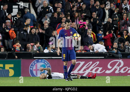 Valencia, Spanien. 26 Nov, 2017. Simone Zaza von Valencia CF (b) und Sergio Busquets fc Barcelona während La spanischen Liga Match zwischen Valencia CF vs FC Barcelona im Stadium Mestalla am 26. November 2017. Credit: gtres información más comuniación auf Linie, s l/alamy leben Nachrichten Stockfoto