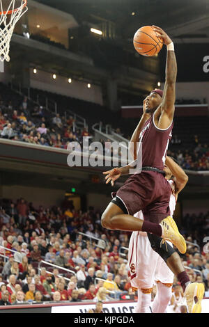 November 26, 2017: Texas A&M Aggies guard Duane Wilson (13) Geht für die Dunk, bekommen aber goaltending genannt für zwei Punkte im Spiel zwischen der Texas A&M Aggies und die USC Trojans, die Galen Center in Los Angeles, CA Stockfoto