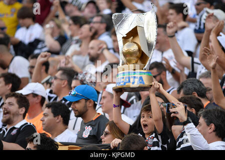 Sao Paulo, Brasilien. Nov. 2017. Fans von Corinthians, nachdem das Team Atletico Mineiro besiegt hat und am 26. November 2017 die brasilianische Meisterschaft im Stadion Arena Corinthians in Sao Paulo Brasilien gewinnt. (Foto: Levi BIANCO/BRASILIEN FOTOPRESSE) Credit: Brazil Photo Press/Alamy Live News Stockfoto