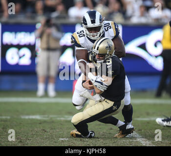 Los Angeles, CA, USA. 26 Nov, 2017. Los Angeles Rams linebacker Samson Ebukam (50) Entlassung Quarterback Drew Brees (9) Während der NFL New Orleans Saints Los Angeles Rams im Los Angeles Memorial Coliseum Los Angeles vs, Ca am 26. November 2017. (Absolut komplette Fotograf & Company Credit: Jevone Moore/Cal Sport Media (Netzwerk Fernsehen wenden Sie sich bitte an den zuständigen Vertriebsmitarbeiter für das Fernsehen. Credit: Csm/Alamy leben Nachrichten Stockfoto