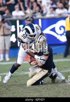 Los Angeles, Kalifornien, USA. 26 Nov, 2017. November 26, 2017 New Orleans Saints Quarterback Drew Brees (9) Erhält von Los Angeles Rams linebacker Samson Ebukam (50) Während der Fußball-Spiel zwischen den Los Angeles Rams und die New Orleans Saints im Los Angeles Coliseum in Los Angeles, Kalifornien. Charles Baus/CSM Credit: Cal Sport Media/Alamy leben Nachrichten Stockfoto
