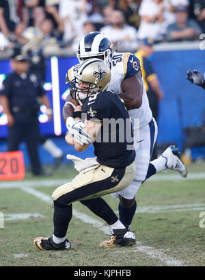 Los Angeles, Kalifornien, USA. 26 Nov, 2017. November 26, 2017 New Orleans Saints Quarterback Drew Brees (9) Erhält von Los Angeles Rams linebacker Samson Ebukam (50) Während der Fußball-Spiel zwischen den Los Angeles Rams und die New Orleans Saints im Los Angeles Coliseum in Los Angeles, Kalifornien. Charles Baus/CSM Credit: Cal Sport Media/Alamy leben Nachrichten Stockfoto
