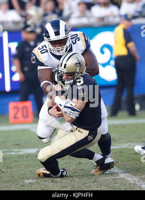 Los Angeles, Kalifornien, USA. 26 Nov, 2017. November 26, 2017 New Orleans Saints Quarterback Drew Brees (9) Erhält von Los Angeles Rams linebacker Samson Ebukam (50) Während der Fußball-Spiel zwischen den Los Angeles Rams und die New Orleans Saints im Los Angeles Coliseum in Los Angeles, Kalifornien. Charles Baus/CSM Credit: Cal Sport Media/Alamy leben Nachrichten Stockfoto