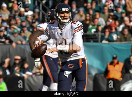 Philadelphia, Pennsylvania, USA. 26 Nov, 2017. Mitchell Trubisky (10) der Chicago Bears schaut während eines Spiels gegen die Philadelphia Eagles am Lincoln Financial Field in Philadelphia, Pennsylvania. Gregory Vasil/Cal Sport Media/Alamy leben Nachrichten Stockfoto