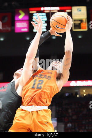 November 23, 2017: Texas Longhorns guard Kerwin Roach II (12) kommt mit einem großen defensiven Rebound während der NCAA Basketball Spiel zwischen den Florida Gators und dem Stanford Kardinal am Veterans Memorial Coliseum, Portland, Oregon. Larry C. Lawson Stockfoto