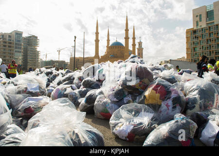 Marytrs' Square, Beirut, Libanon, 26. November 2017, Stapel von Kleidung Taschen für Spenden Beirut, Libanon, Credit: Mohamad Itani/Alamy leben Nachrichten Stockfoto