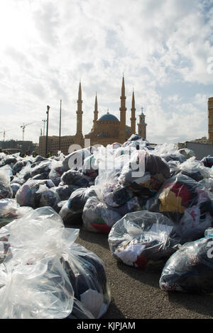 Marytrs' Square, Beirut, Libanon, 26. November 2017, Stapel von Kleidung Taschen für Spenden Beirut, Libanon, Credit: Mohamad Itani/Alamy leben Nachrichten Stockfoto