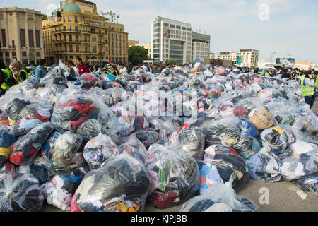 Marytrs' Square, Beirut, Libanon, 26. November 2017, Stapel von Kleidung Taschen für Spende, Beirut, Libanon, Credit: Mohamad Itani/Alamy leben Nachrichten Stockfoto