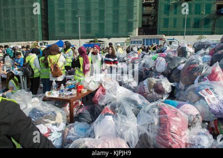 Marytrs' Square, Beirut, Libanon, 26. November 2017, Freiwillige in der Dafa Kampagne arbeiten, Spenden zu sammeln und für die syrische Flüchtlinge und Menschen in Not zu verteilen. Beirut, Libanon, Credit: Mohamad Itani/Alamy leben Nachrichten Stockfoto