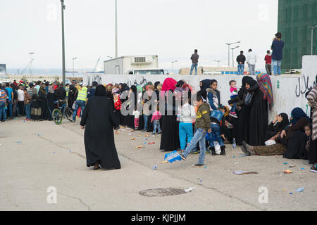 Marytrs' Square, Beirut, Libanon, 26. November 2017, syrische Flüchtlinge warten auf Spenden Beirut, Libanon, Credit: Mohamad Itani/Alamy leben Nachrichten Stockfoto