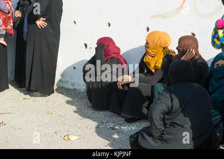 Marytrs' Square, Beirut, Libanon, 26. November 2017, syrische womanrefugees Warten auf dontations, Beirut, Libanon, Credit: Mohamad Itani/Alamy leben Nachrichten Stockfoto