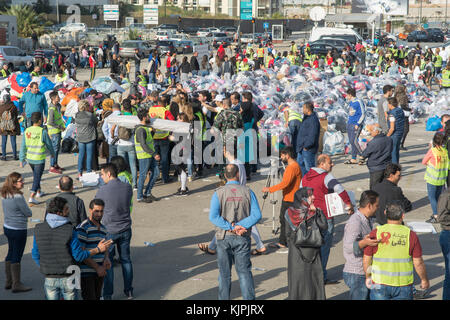 Marytrs' Square, Beirut, Libanon, 26. November 2017, syrische Flüchtlinge warten auf Spenden Beirut, Libanon, Credit: Mohamad itani/alamy leben Nachrichten Stockfoto