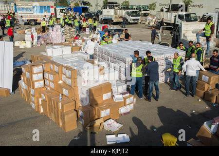 Marytrs' Square, Beirut, Libanon, 26. November 2017, freiwillige Vorbereitung Essen spenden Beirut, Libanon, Credit: Mohamad itani/alamy leben Nachrichten Stockfoto