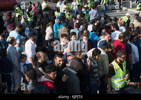 Marytrs' Square, Beirut, Libanon, 26. November 2017, syrische Flüchtlinge warten auf Spenden Beirut, Libanon, Credit: Mohamad itani/alamy leben Nachrichten Stockfoto