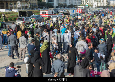 Marytrs' Square, Beirut, Libanon, 26. November 2017, syrische Flüchtlinge warten auf Spenden Beirut, Libanon, Credit: Mohamad itani/alamy leben Nachrichten Stockfoto