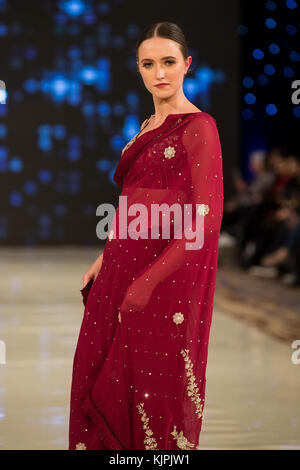 London, Großbritannien. 26 Nov, 2017 Modelle auf Catwalk präsentieren insam Design. Credit: Laura de Meo/alamy leben Nachrichten Stockfoto