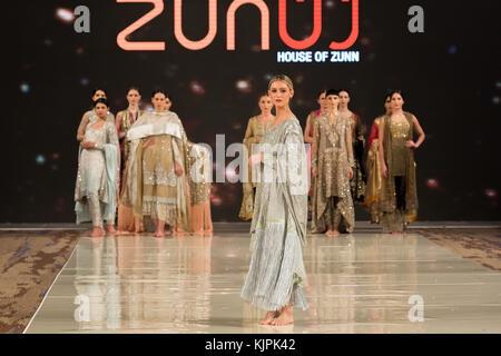 London, Großbritannien. 26 Nov, 2017 Modelle auf Catwalk präsentieren zunn Design. Credit: Laura de Meo/alamy leben Nachrichten Stockfoto