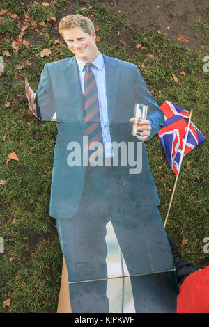 London, Großbritannien. 27 Nov, 2017. Royal-wisher Johannes loughrey außerhalb Kensington Palace mit einem Karton Ausschnitt von Prinz Harry Credit: Amer ghazzal/alamy leben Nachrichten Stockfoto